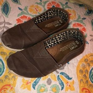 olive brown toms
